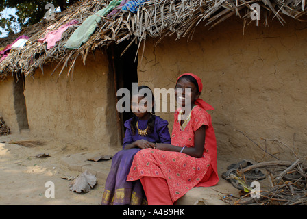 Immagine di stock di giovani tribali dalit i bambini del villaggio di fronte alla loro casa vicino Chennai Tamil Nadu India Foto Stock