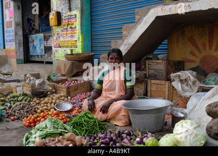 Immagine di stock di dalit villaggio tribale donne vendita di ortaggi e fiori in un mercato vicino a Chennai Tamil Nadu India Foto Stock