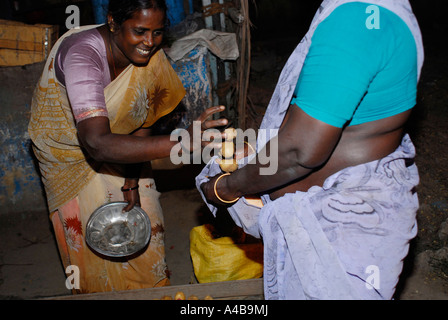 Immagine di stock di dalit villaggio tribale donna vendita di verdura presso il suo stand sul ciglio della strada vicino a Chennai Tamil Nadu India Foto Stock