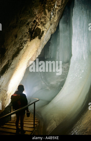 Femmina azienda turistica a carburo lampada per illuminazione nella Eisriesenwelt caverna di ghiaccio in Austria Foto Stock