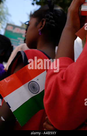 Immagine di stock di giovani dalit ragazza con bandiera indiana presso il giorno della Repubblica celebrazioni nella baraccopoli Jagathapuram a Chennai Tamil Nadu India Foto Stock