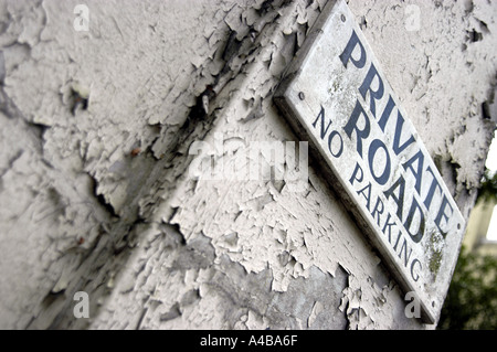 Strada privata, nessun cartello di parcheggio sul cancello con vernice da peeling, Tunbridge Wells, Kent. Foto Stock