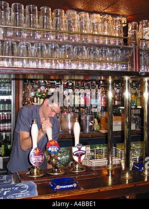 Barman che tira una pinta, servendo, tradizionale scena di pub britannico, Covent Garden, Londra, Inghilterra, Regno Unito Foto Stock