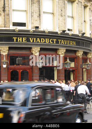 Lavoratori della città che godono di una birra dopo il lavoro, il Viaduct Tavern London Pub, Newgate Street, Londra, Inghilterra, Regno Unito Foto Stock