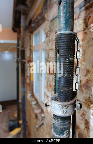 Puntelli ACROW tenendo un soffitto e travetti al fine di rimuovere una vecchia finestra con architravi inadeguata Foto Stock