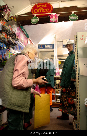 I PENSIONATI coda presso un negozio del villaggio e ufficio postale a MONKTON FARLEIGH WILTSHIRE REGNO UNITO Foto Stock