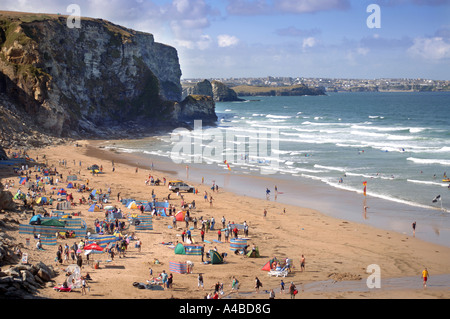 I turisti sulla spiaggia a Watergate Bay vicino a Newquay Cornwall Regno Unito Foto Stock