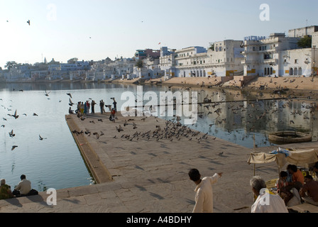 Immagine di stock di balneazione ghats presso il hindu città santa di Pushkar Rajasthan in India Foto Stock