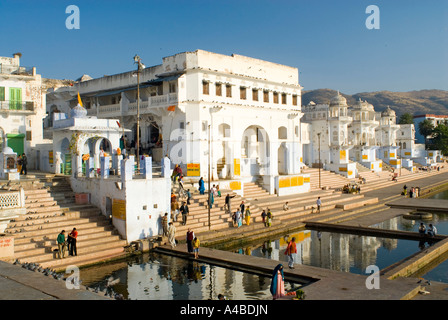 Immagine di stock di balneazione ghats presso il hindu città santa di Pushkar Rajasthan in India Foto Stock