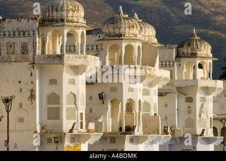 Immagine di stock di balneazione ghats presso il hindu città santa di Pushkar Rajasthan in India Foto Stock