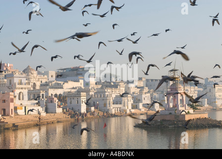 Immagine di stock di balneazione ghats presso il hindu città santa di Pushkar Rajasthan in India Foto Stock