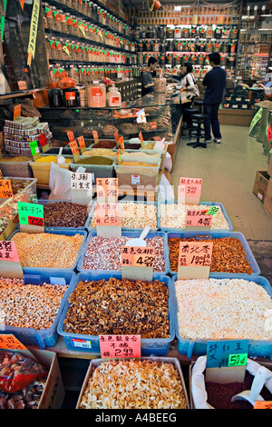 People shopping per ingredienti alimentari Chinatown a Vancouver in Canada Foto Stock