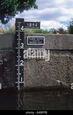 Contrassegno di Flood - Acqua alta segni del 1894, 1947 e 2003 e indicatore livello acqua sul lato del blocco Mapledurham, il fiume Tamigi, Inghilterra Foto Stock