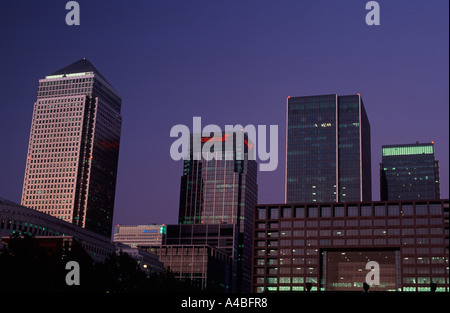 Torri di uffici di Canary Wharf accesa al crepuscolo, Docklands di Londra, Inghilterra, Gran Bretagna, Regno Unito Foto Stock