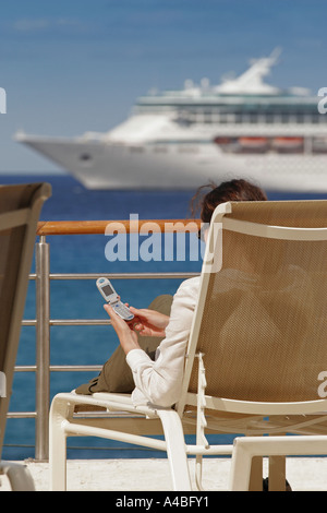 donna su un ponte Foto Stock
