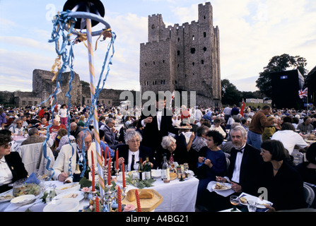 La folla si riuniscono per un concerto di musica classica nei giardini del castello di Rochester, Inghilterra, Foto Stock