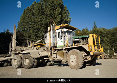Parcheggiato Western Forest Products logging camion Port McNeill isola di Vancouver in Canada Foto Stock