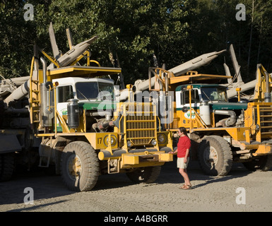 Riga di registrazione parcheggiata autocarri con la persona per la scala Port McNeill isola di Vancouver in Canada Foto Stock
