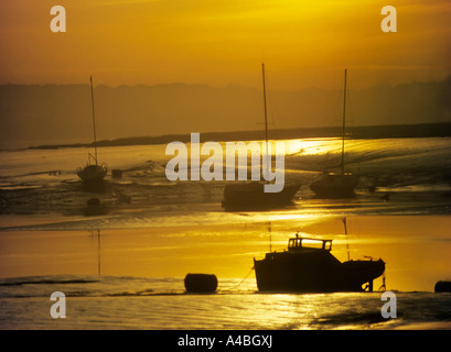 Barche sul tidal velme in misty tramonto prima di Barrage è stato costruito per la Baia di Cardiff Cardiff Wales UK Foto Stock