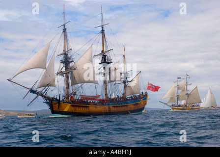 La replica della nave del Capitano Cook The Endeavour navigando sul fiume Derwent Hobart durante la parata di vela per l'Australian Wooden Boat Festival Foto Stock