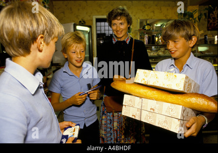 I bambini shopping per il pane. La scuola ha un allegato a Saveterre Chateau vicino a Tolosa, Francia Foto Stock