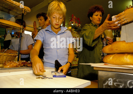 I bambini shopping per il pane. La scuola ha un allegato a Saveterre Chateau vicino a Tolosa, Francia Foto Stock