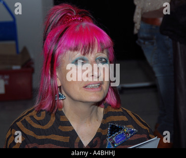 Zandra Rhodes a Hardy Amies fashion show presso il Victoria and Albert Museum di Londra.Aprile 2006 Foto Stock