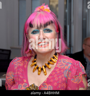 Zandra Rhodes a uno studente mostra al London College of Fashion Foto Stock