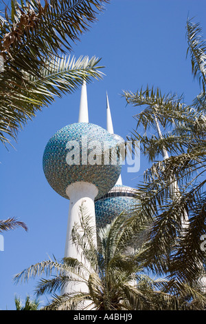Kuwait Towers attraverso gli alberi di palma Foto Stock