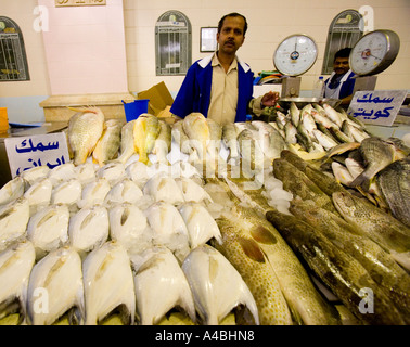 Pressione di stallo-titolare in Kuwait mercato coperto del pesce Foto Stock