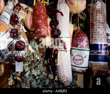 Carne, un mix di carni cotte appeso in un negozio di specialità gastronomiche, salsicce, Foto Stock