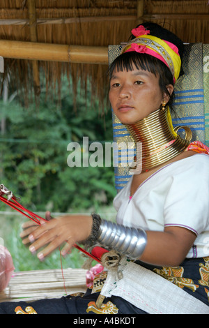 Donna giraffa karen nel nord della Thailandia Chiang Rai regione Foto Stock