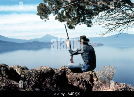 Cacciatore di anatre rilassante su un trascurare del bellissimo lago Klamath, parte del Nord America's Pacific Flyway, un paradiso per gli uccelli acquatici. Foto Stock