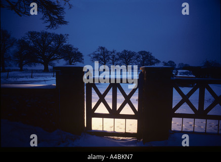 Villaggio sagrato Dumfries Hertfordshire inverno crepuscolo Foto Stock