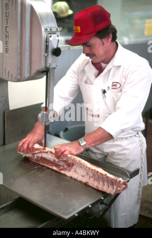 32,298.05300 uomo maschio fresa carne butcher segare il taglio di carne di maiale o agnello lombata carne su una sega a nastro Foto Stock