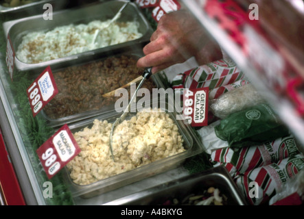 32,298.36200 deli preparato alimentare delicatessen nel display del negozio Foto Stock