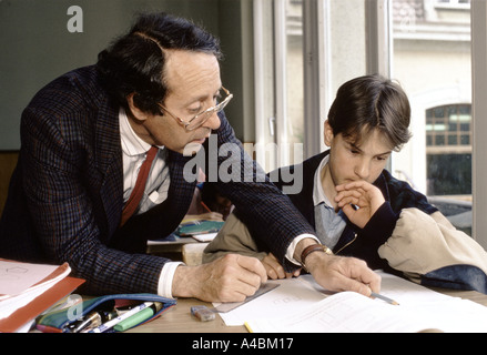 Un insegnante aiuta a uno studente durante la classe di matematica presso l Istituto Internazionale di LE ROSEY, sul lago di Ginevra Foto Stock