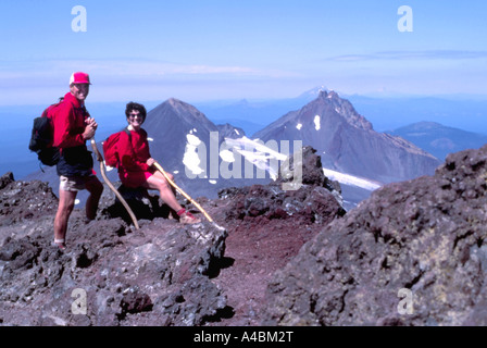 33,781.07100 gli escursionisti di montagna alpinisti escursionisti uomo & donna in cima sud Suor Mt con suggestivo panorama su un giorno chiaro. Cappotti di rosso. Foto Stock