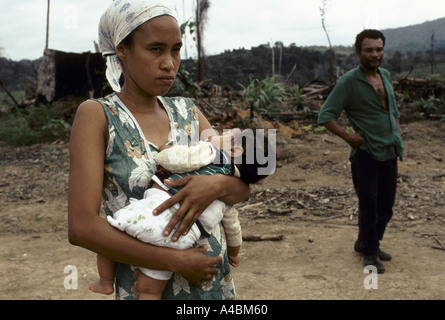 Una delle famiglie che occupano terreni in Utumuju, Bahia, Brasile. Foto Stock