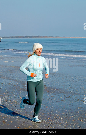 Frau beim Joggen am Meer, donna jogging al mare Foto Stock