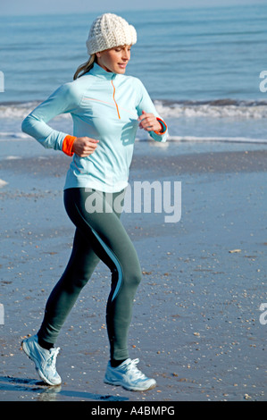 Frau beim Joggen am Meer, donna jogging al mare Foto Stock