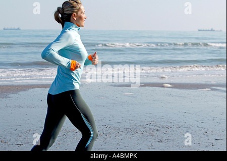 Frau beim Joggen am Meer, donna jogging al mare Foto Stock