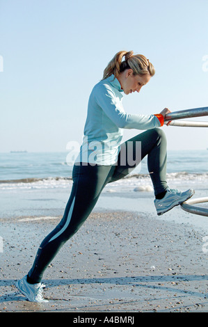 Frau beim Joggen am Meer, donna jogging al mare Foto Stock