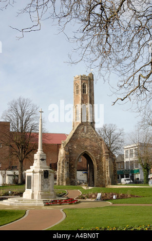 Greyfriars Tower e il memoriale di guerra nei giardini della torre,, King's Lynn, Norfolk, Regno Unito. Foto Stock