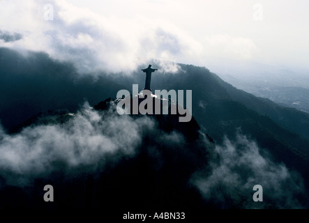 Rio de Janeiro, Brasile, Luglio 1991.Cristo Redentore (O Cristo Redentor) la statua di Gesù Cristo si affaccia sulla città. Foto Stock