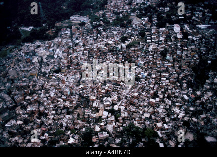 Vista aerea della città di Rio de Janeiro con Rocinha favela sulla collina del Brasile Foto Stock