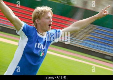 Fussball, Spieler laeuft nach dem Sieg durch das Stadion, soccer player in esecuzione attraverso il soccer hall af Foto Stock