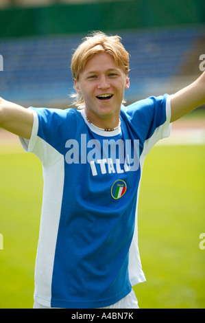 Fussball, Spieler laeuft nach dem Sieg durch das Stadion, soccer player in esecuzione attraverso il soccer hall af Foto Stock