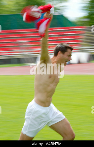 Fussball, Spieler laeuft nach dem Sieg durch das Stadion, soccer player in esecuzione attraverso il soccer hall af Foto Stock