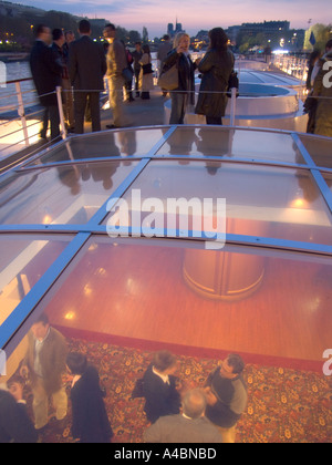 Yachts de Paris Paquebot lussuosa crociera con cena peniche corporate hospitality champagne sul ponte Seine Paris Foto Stock